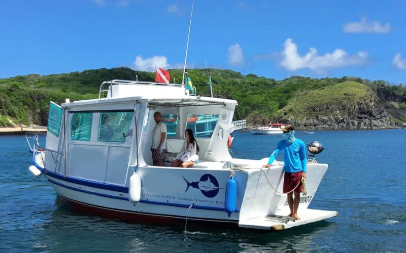Barco da Catarina no Mar em Fernando de Noronha