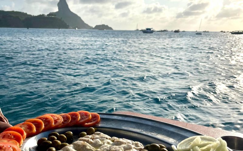Ceviche ao Pôr do Sol na Lancha de Euclides em Fernando de Noronha Experiência Gastronômica Inesquecíve