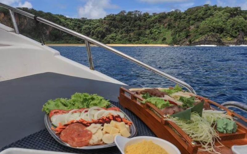 Lancha da Fernana Churrasco a bordo em Fernando de Noronha