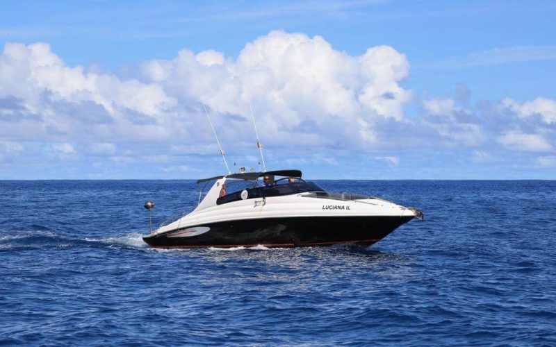 Lancha da Fernana no Mar em Fernando de Noronha