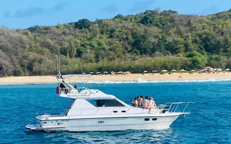 Lancha do Junior no Mar em Fernando de Noronha