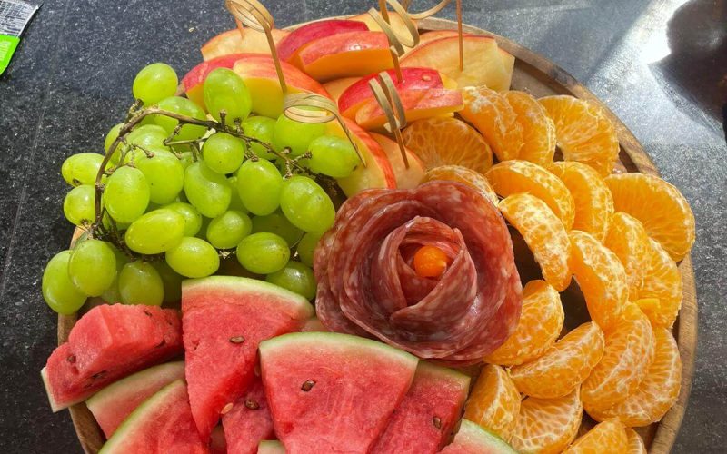 Lancha do Renato sobremesa com Frutas em Noronha