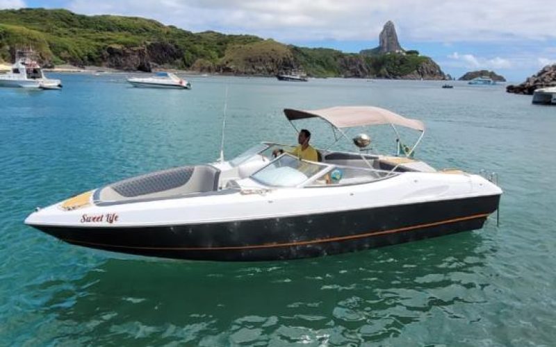 Lancha do Rene No Mar em Fernando de Noronha