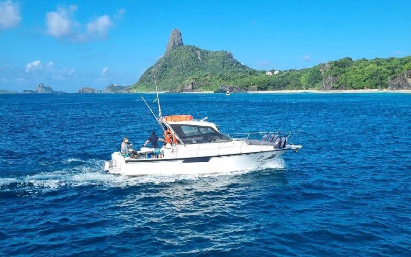 Lancha do Robson no Mar em Fernando de Noronha