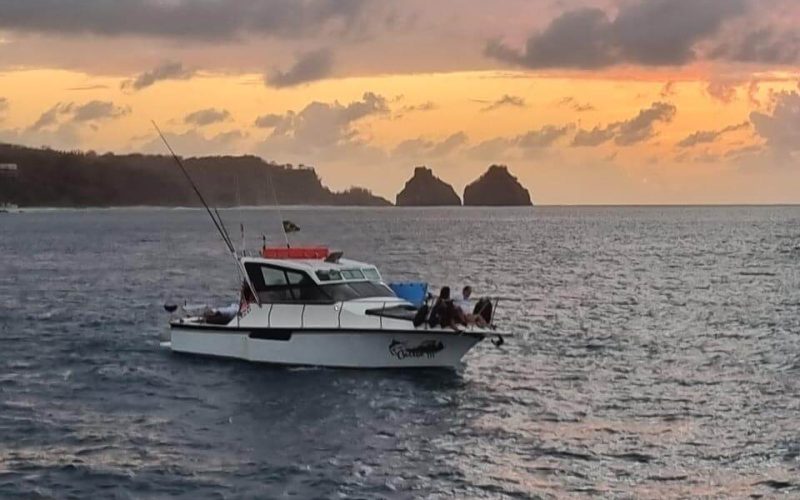 Lancha do Robson no Por do Sol no Mar de Fernando de Noronha